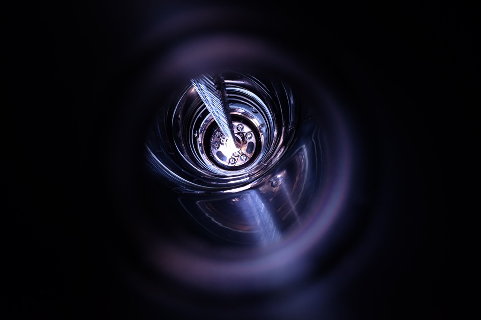 Widok kriostatu detektora GERDA z macierzą kryształów germanowych zanurzonych w ciekłym argonie.