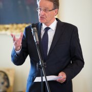 Volker Rieke, dyrektor generalny w Ministerstwie Edukacji i Badań Naukowych Republiki Federalnej Niemiec, przemawia do mikrofonu. Autor zdjęcia: Michał Niewdana