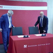Prof. Zbigniew Błocki, dyrektor NCN, oraz Łukasz Wojdyga, dyrektor NAWA podpisują porozumienie o współpracy