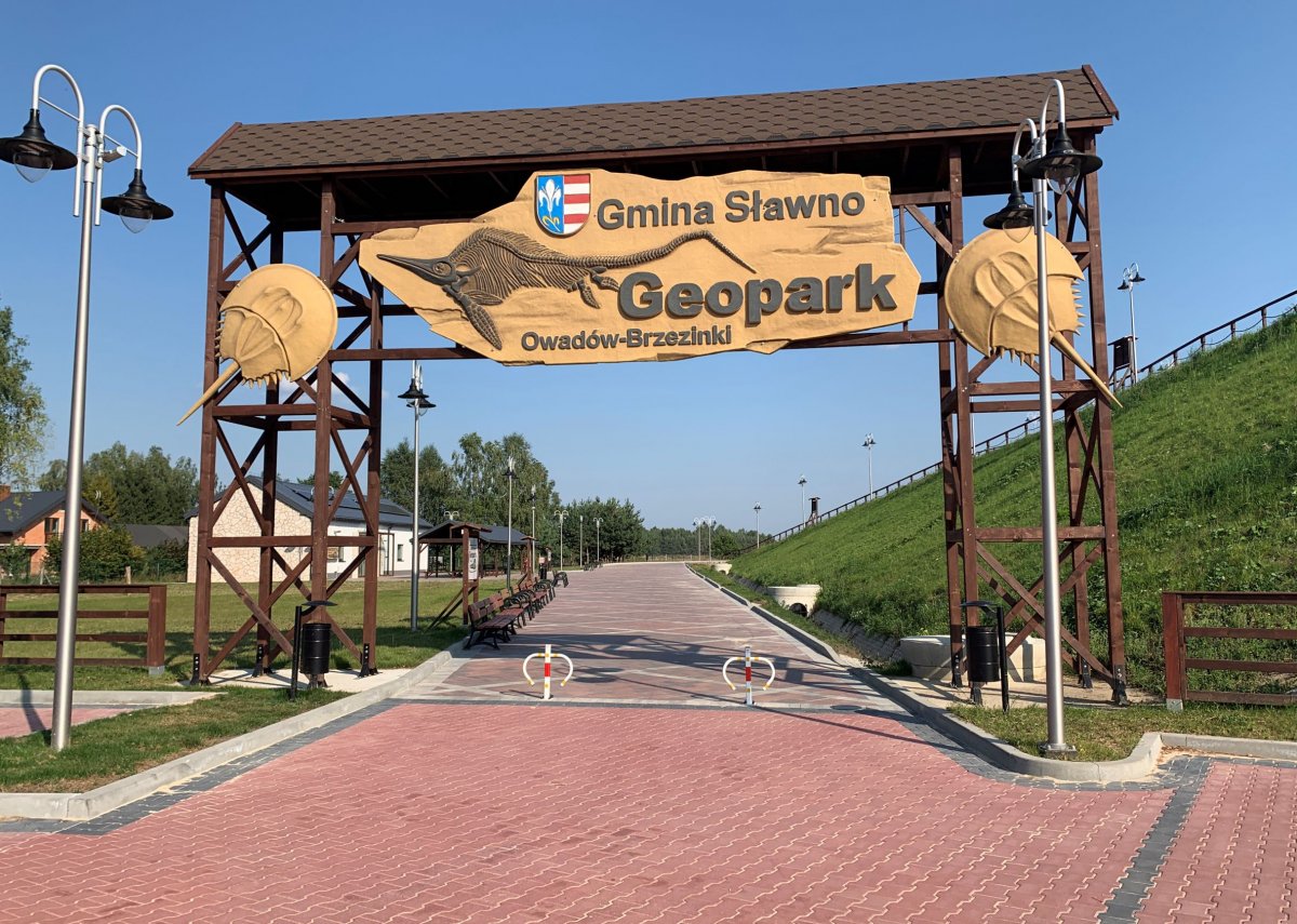 The entrance gate to the Owadów-Brzezinki Geopark in Sławno community. Photo by B. Błażejowski