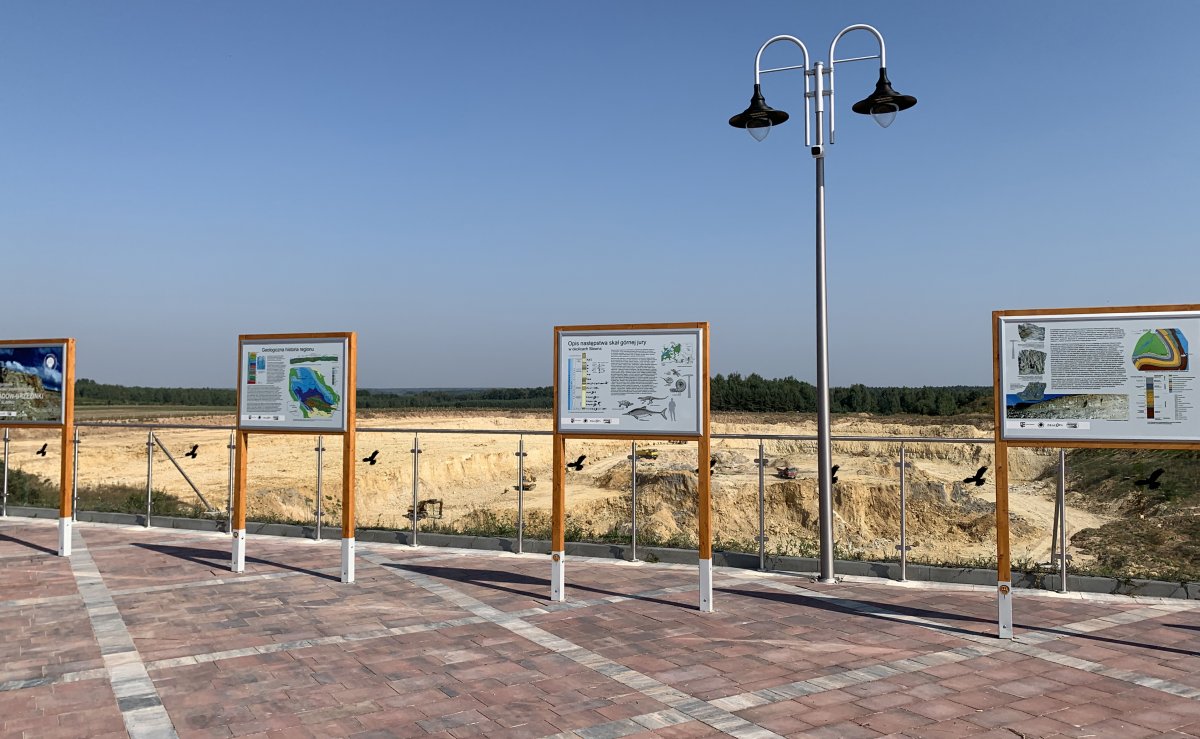 Geoeducational trail on the panoramic viewing platform located along the edge of the quarry. Photo by MAGA Aga Błażejowska.