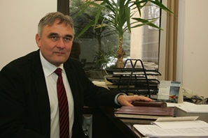 Marek Figlerowicz przy biurku