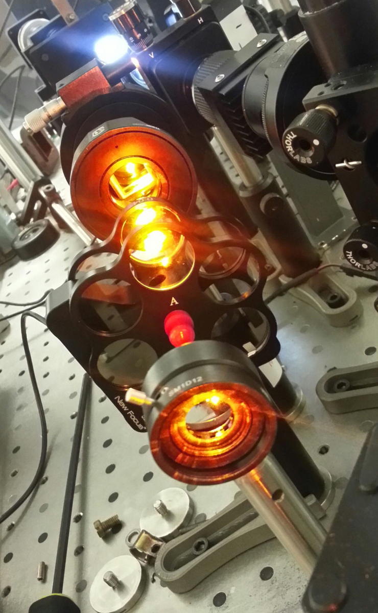 Zdjęcie optycznego toru wiązki laserowej.