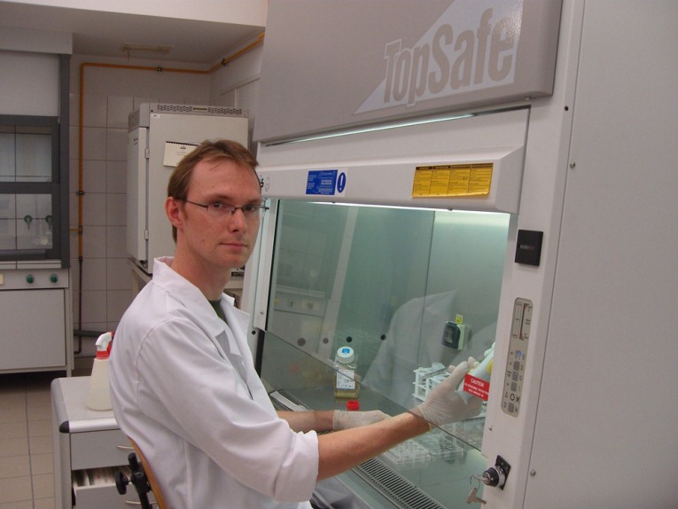 Mateusz Wierzbicki w laboratorium