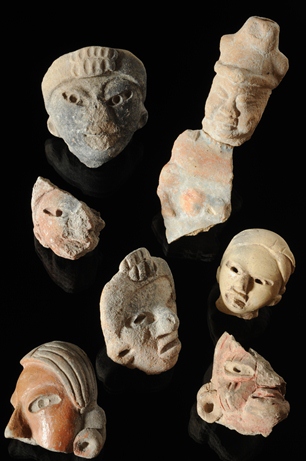 Fragmenty kilku ceramicznych twarzy
