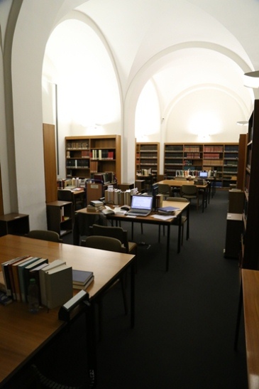 Wnętrze Bayerische Staatsbibliothek München, północną część parteru zajmuje ośrodek Monumenta Germaniae Historica