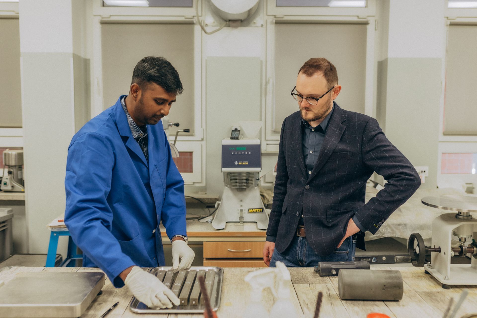 Kierownik projektu (Sundar) i mentor (dr hab. inż. Paweł Sikora, prof. ZUT, Szczecin) dyskutują na temat wyników projektu (fot. archiwum prywatne)