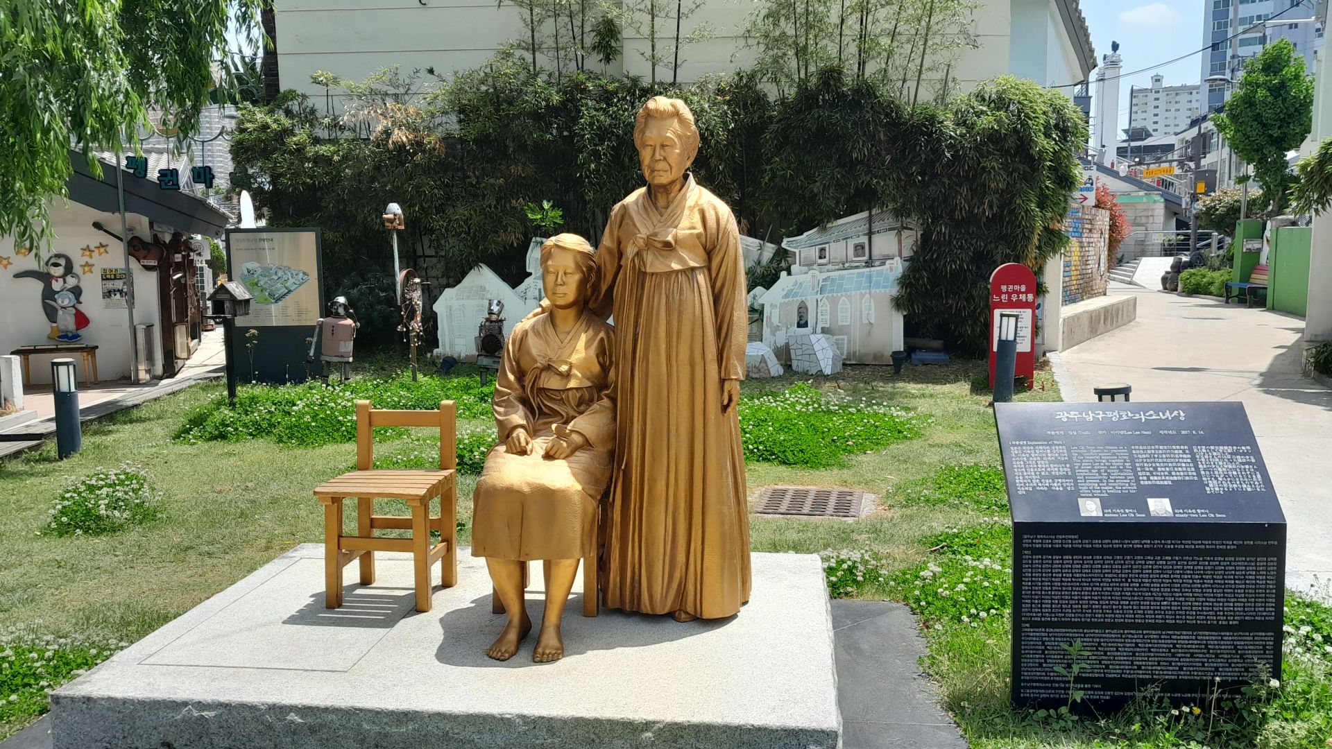 Jeden z kilku pomników w Gwangju upamiętniający kobiety pocieszycielki, fot. archiwum prywatne Natalii Matiaszczyk