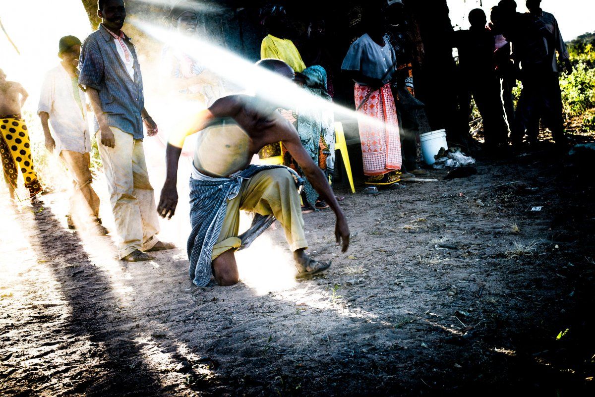 Sandawe during the simbó ritual, photo by Maciej Grzelczyk
