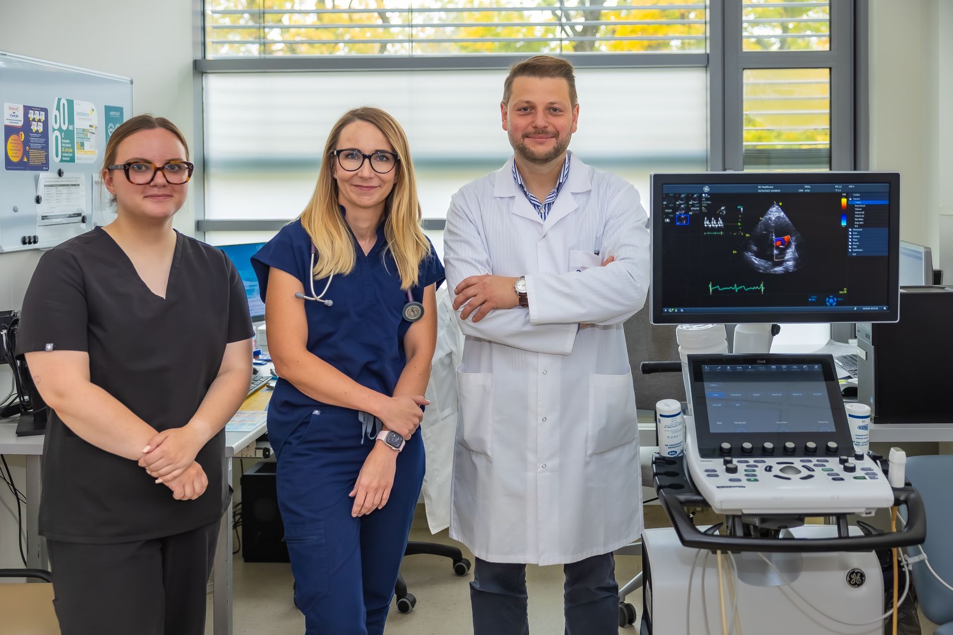 Od lewej: mgr Aleksandra Parzuchowska, dr Maria Tarnawska, prof. Marcin Hellmann prowadzący analizy u pacjentów z przewlekłą niewydolnością serca. Fot. Paweł Sudara 