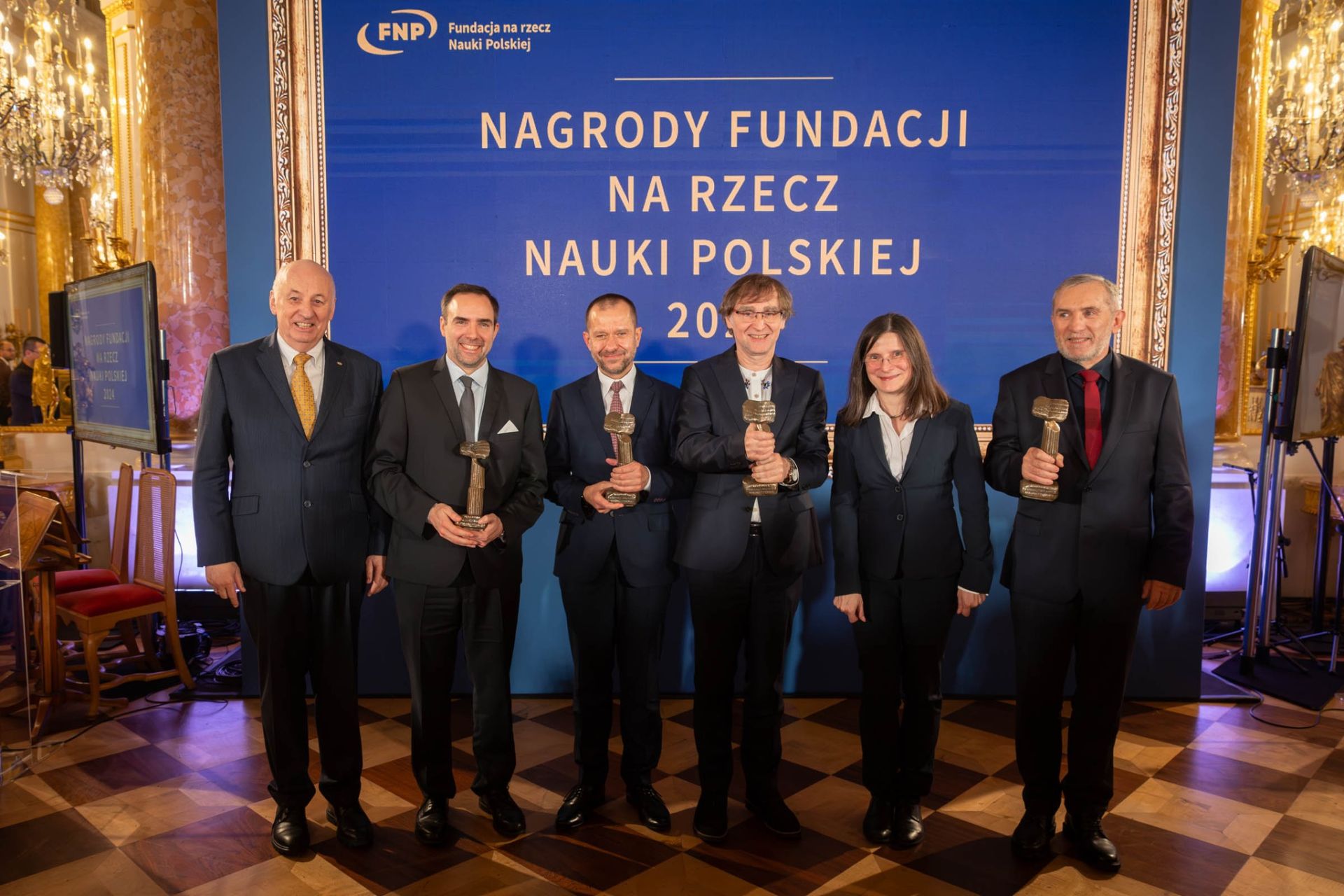 Gala Nagrody FNP, od lewej: prof. Maciej Żylicz, prezes FNP, dr hab. Sebastian Glatt, prof. Krzysztof Sacha, prof. Marcin Wodziński, prof. Grażyna Jurkowlaniec, przewodnicząca Rady FNP, prof. Janusz Lewiński, fot. Paweł Kula/FNP