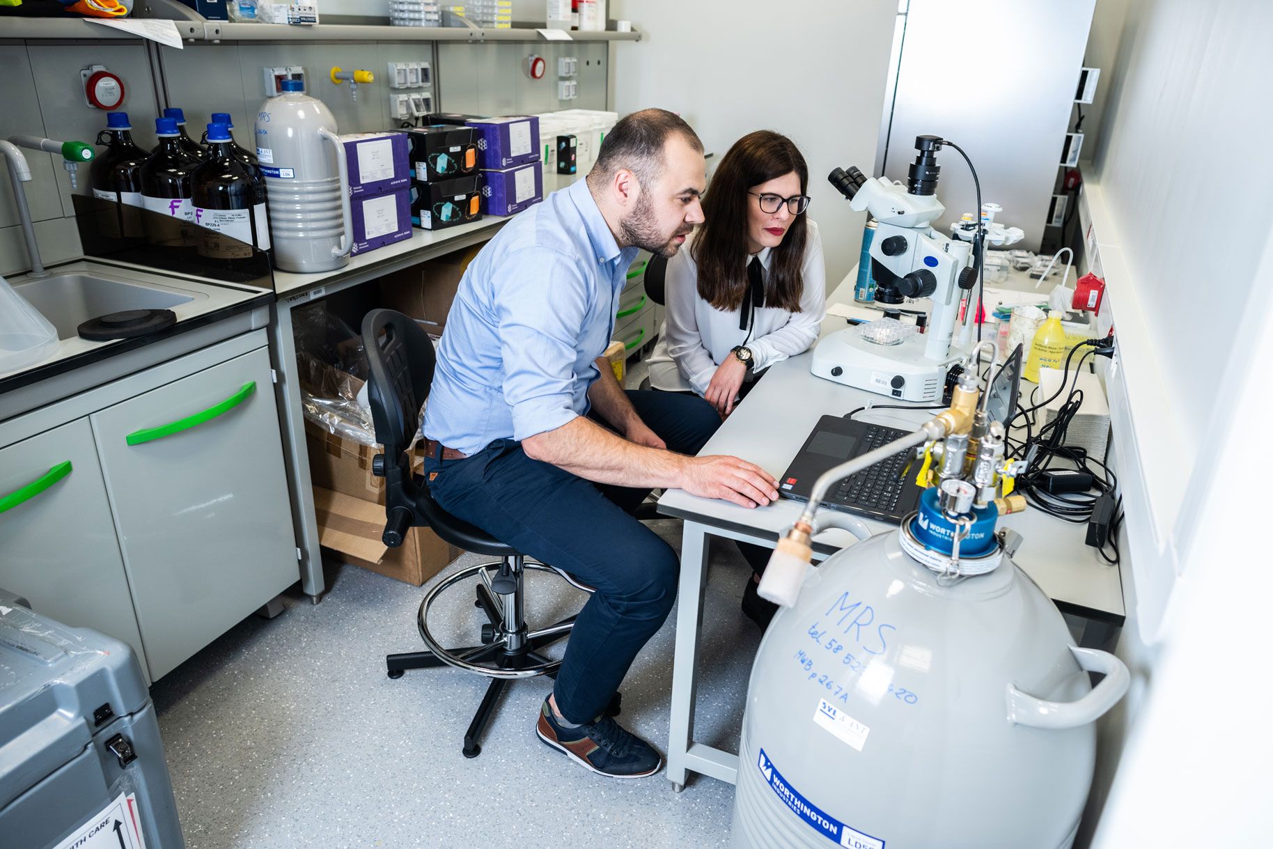 Michał Szymański with PhD student Marta Grzelewska. Photo by One HD/ FNP