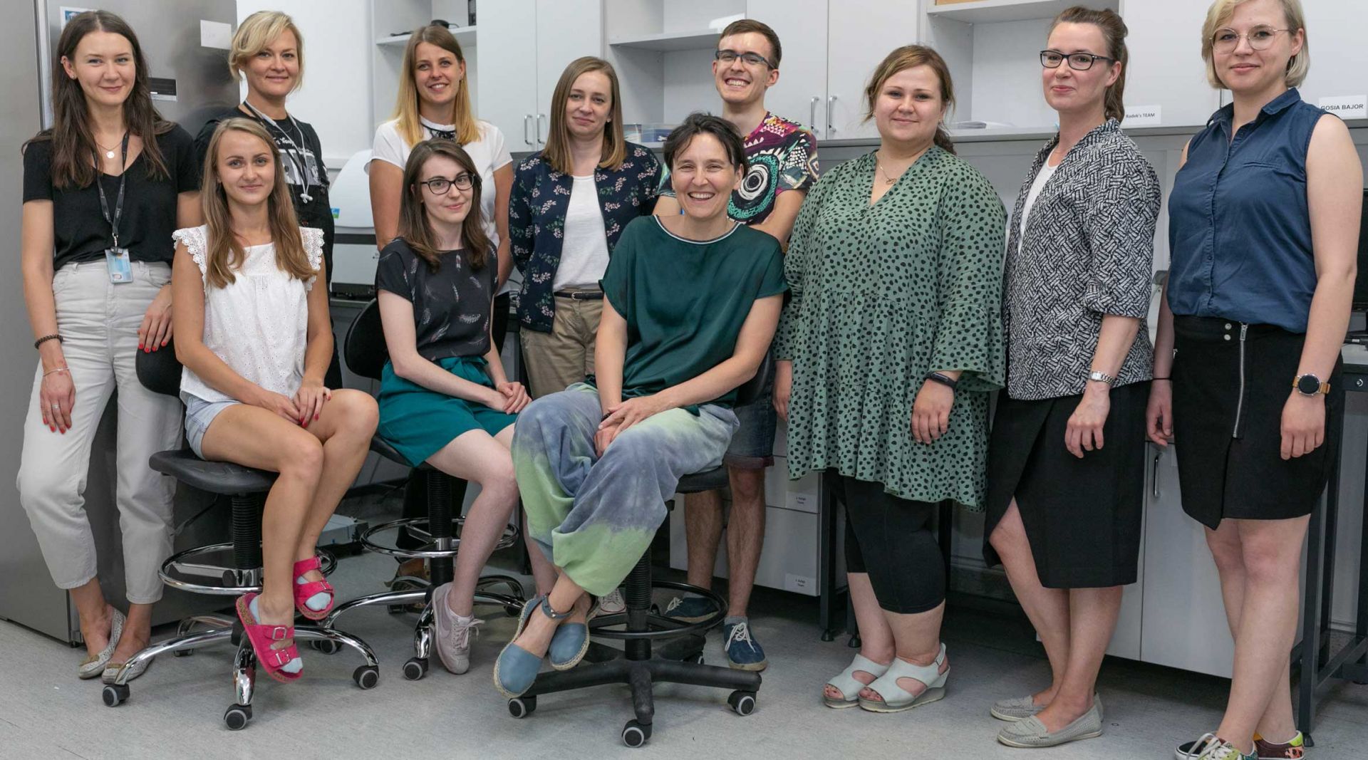 Dr hab. Magdalena Winiarska with her team. Standing from left: Katsiaryna Marhelava, Dr Iwona Baranowska, Dr Małgorzata Bajor, Kuba Retecki, Dr Marta Kłopotowska, Dr Agnieszka Graczyk-Jarzynka, Dr Klaudyna Fidyt. Sitting from left: Dr Zofia Pilch, Marta Krawczyk, Dr hab. Magdalena Winiarska, Aleksandra Kusowska.